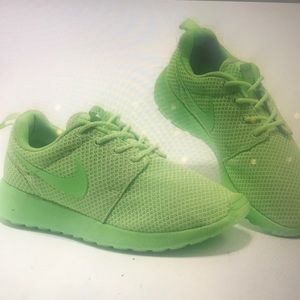 EVERYTHINGMUSTGO!! neon Nike roshe run