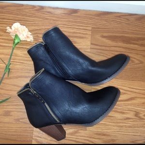 Black Heeled Booties💕