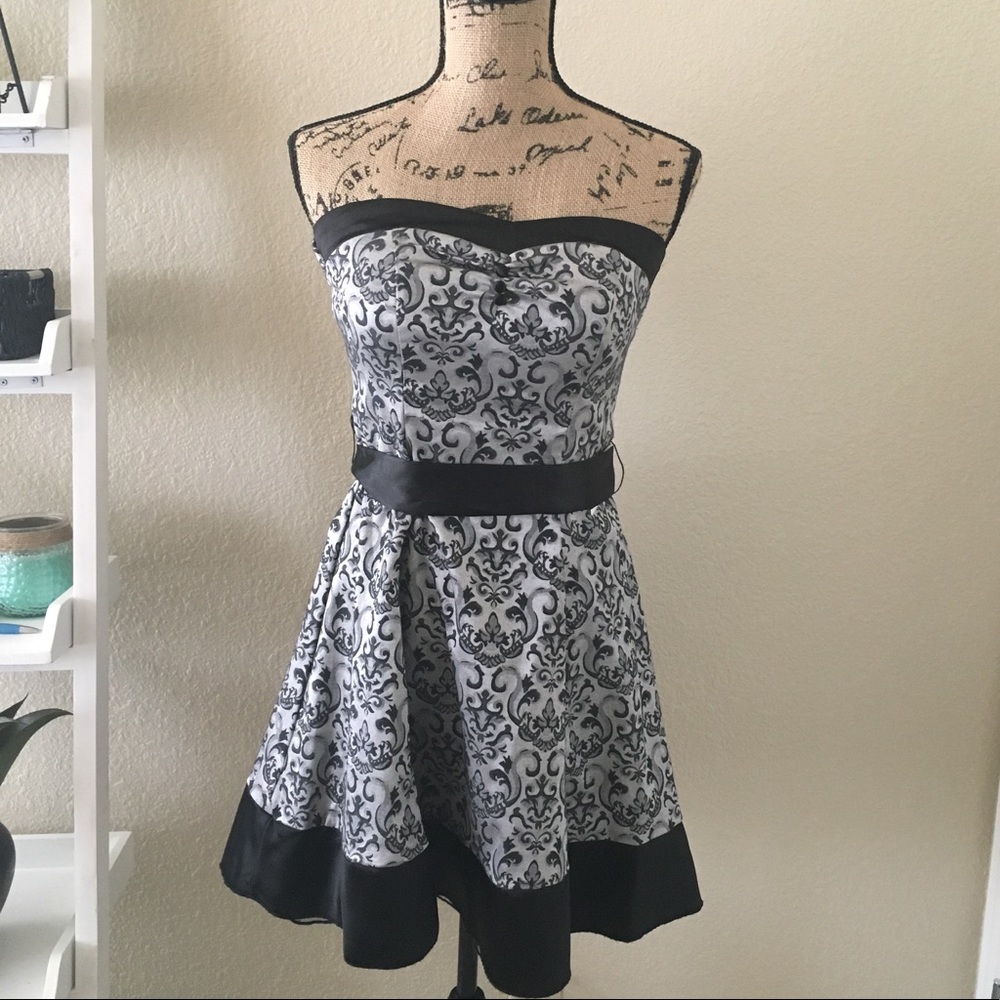 Gray and Black Damask strapless dress 🔥size 5