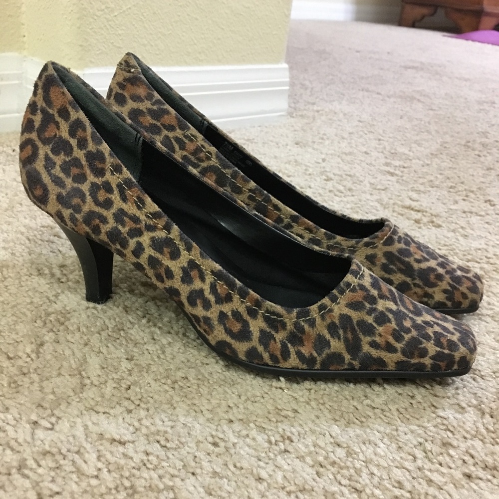 Aerosols leopard print pumps. Size 7.5