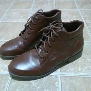 Hillard & Hanson leather flat boots