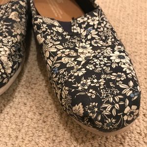 well-loved sz7 floral navy TOMS. a new-mom staple!