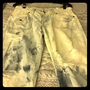 Woman distressed  acid  washed   jeans.
