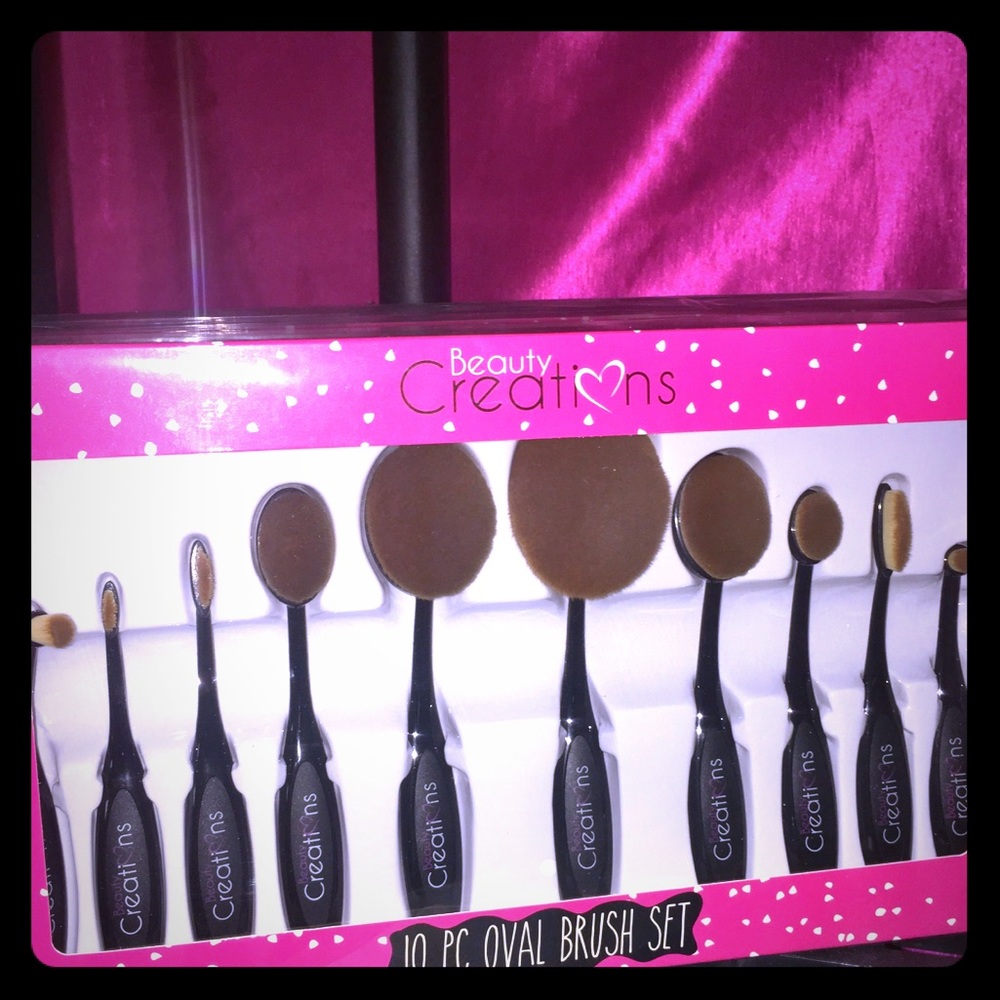 Oval makeup brushes .
