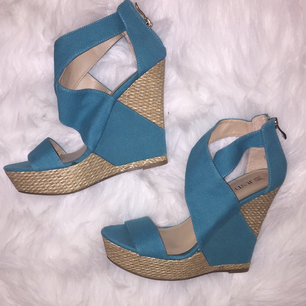 Adorable Just Fab turquoise wedges