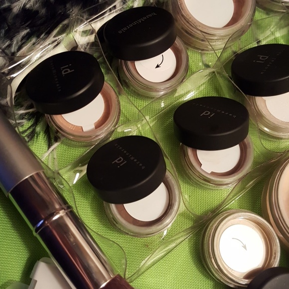 I.d.bare minerals weightless powder face bundle. - Picture 3 of 8