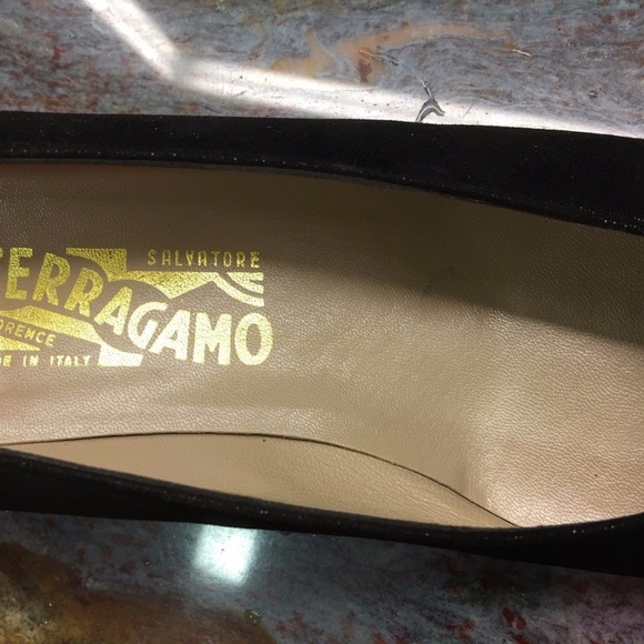 Salvatore Ferragamo black suede pumps, gold detail - Picture 7 of 7