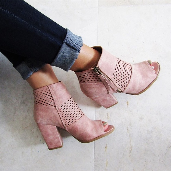 🎉LAST PAIR 5.5🎉Gorgeous Blush Peep Toe Booties. - Picture 2 of 8