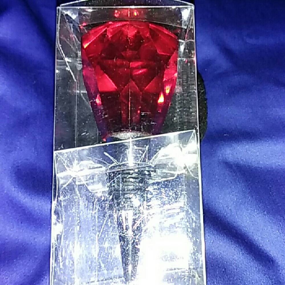 Wine topper, red stone