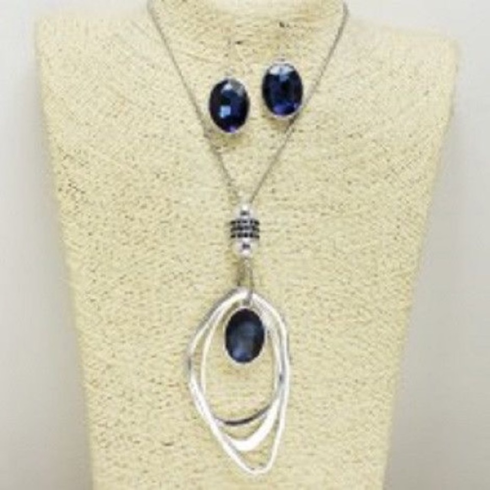 New 💕 Silver and Royal Blue Necklace