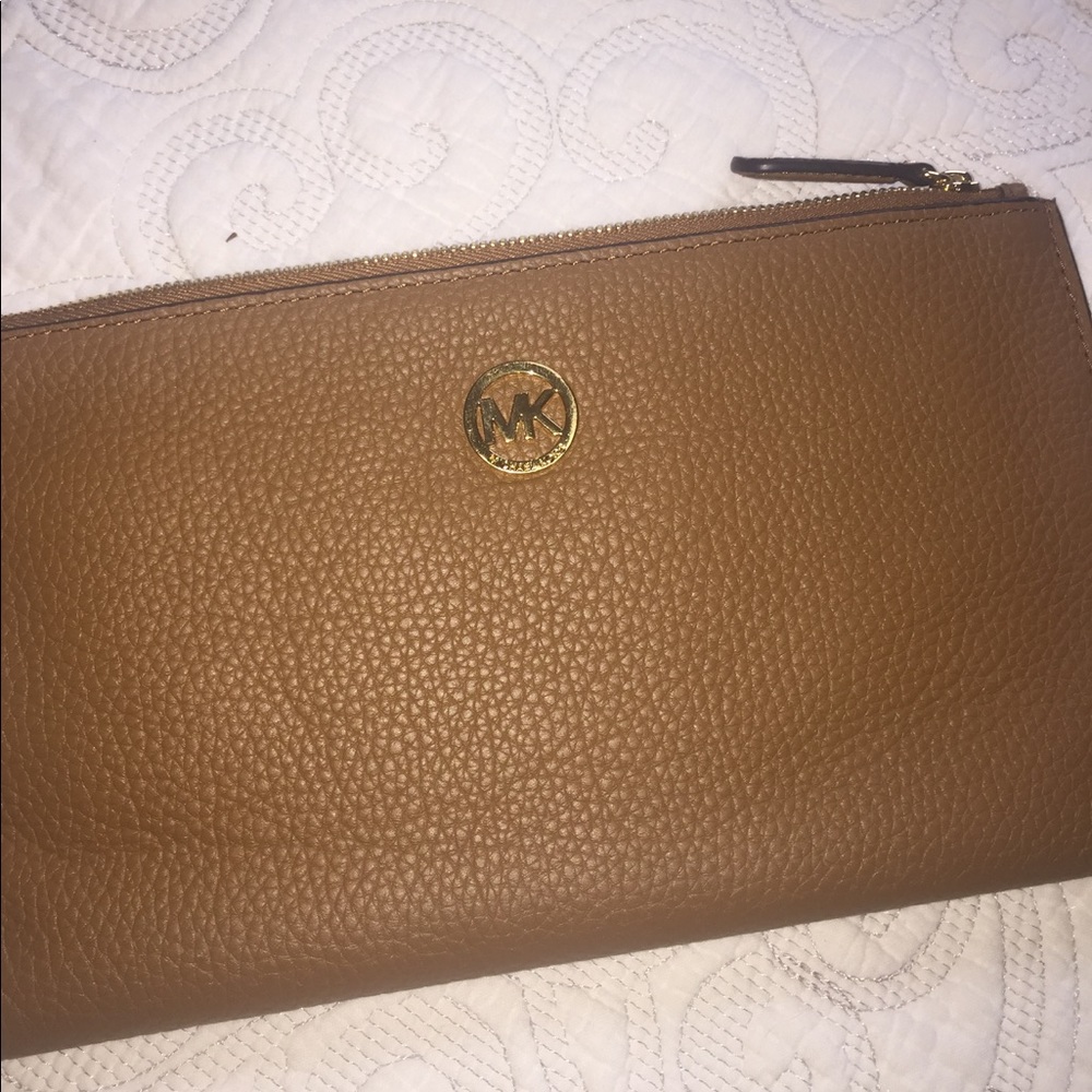 Michael kors wristlet