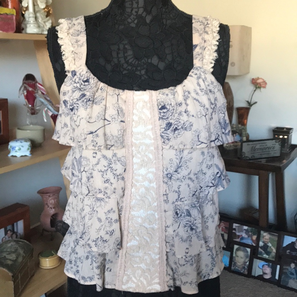 CUTE LIGHT PINK. BLUE FLORAL RUFFLED TOP