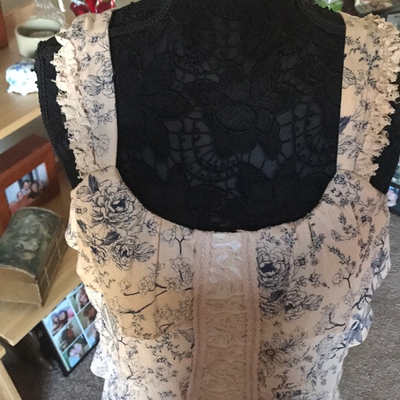 CUTE LIGHT PINK. BLUE FLORAL RUFFLED TOP - Picture 3 of 6