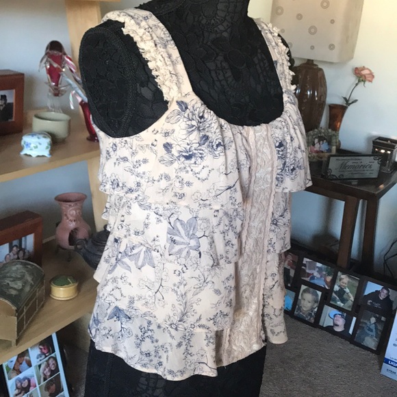 CUTE LIGHT PINK. BLUE FLORAL RUFFLED TOP - Picture 4 of 6