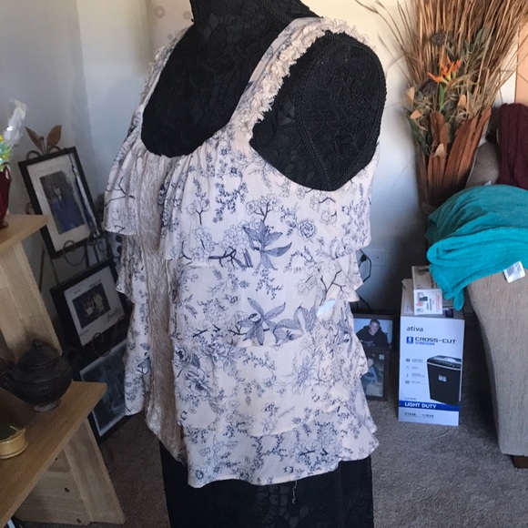 CUTE LIGHT PINK. BLUE FLORAL RUFFLED TOP - Picture 5 of 6