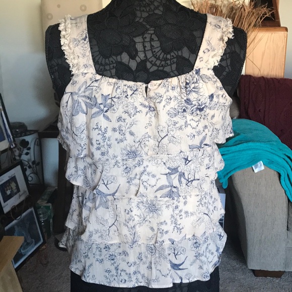 CUTE LIGHT PINK. BLUE FLORAL RUFFLED TOP - Picture 6 of 6
