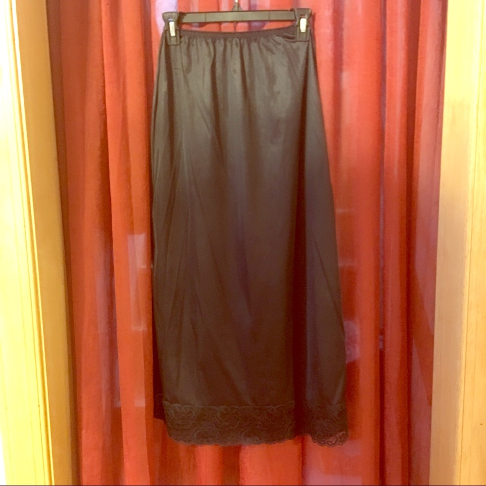 🙎🏽Vintage Black Long Slip w/ Lace Detail at Hem