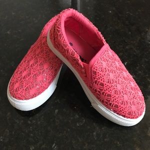 New Girls slip on sneakers size 1 runs  small.