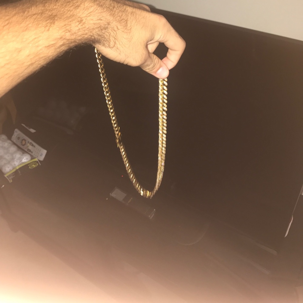 This is an 18k Gold vermeil Cuban link