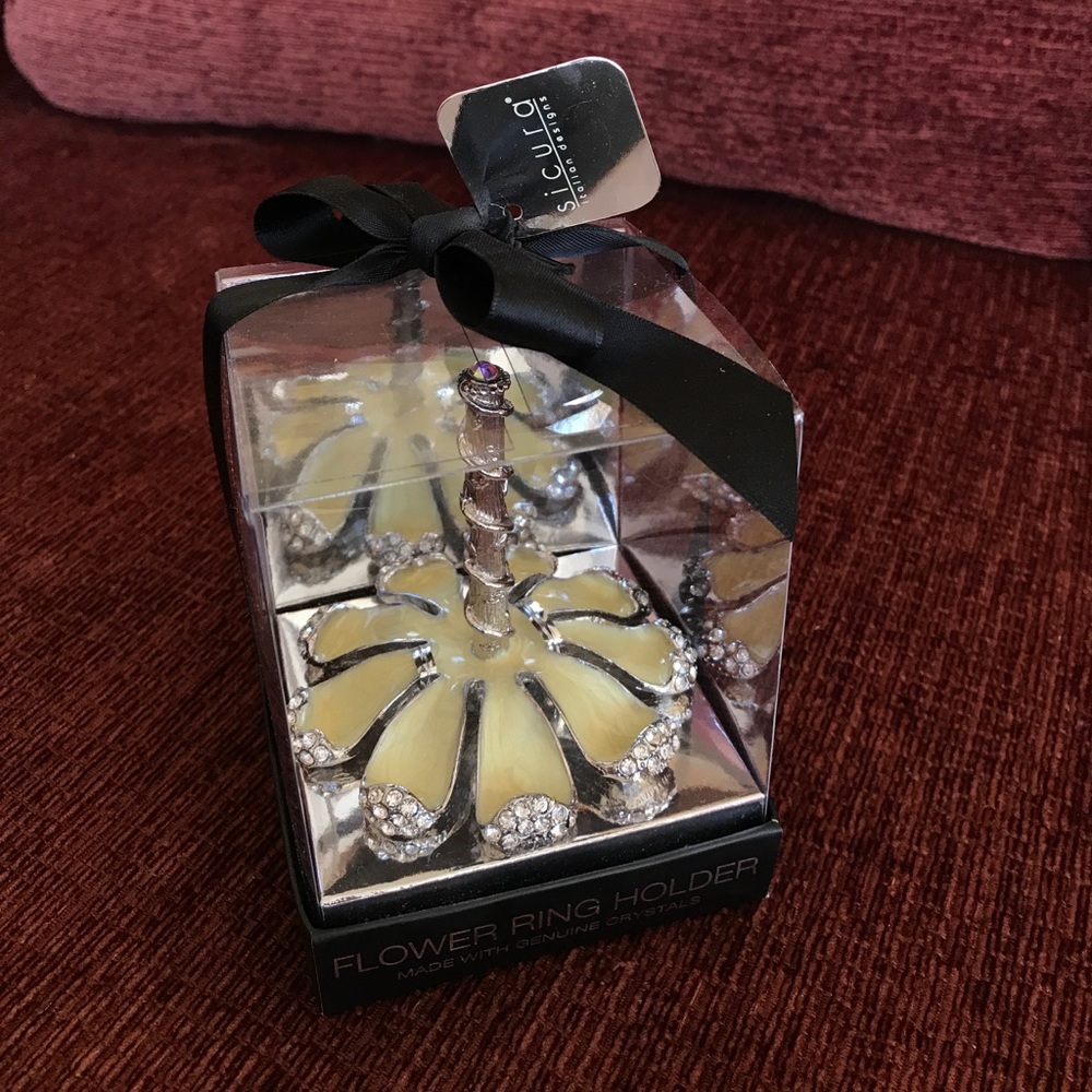 Flower ring holder with crystals