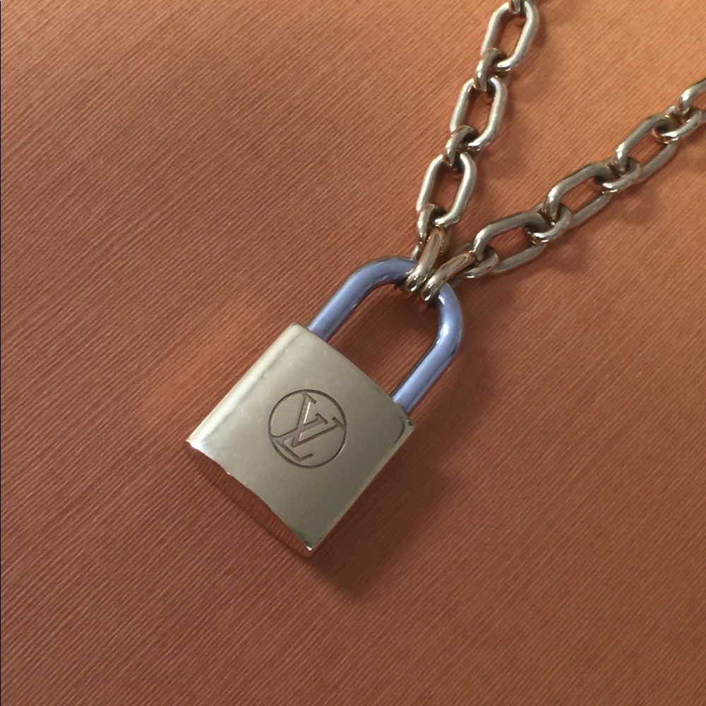 ❌SOLD❌ 💯 AUTH LV LOCKME PENDANT NECKLACE - Picture 3 of 8