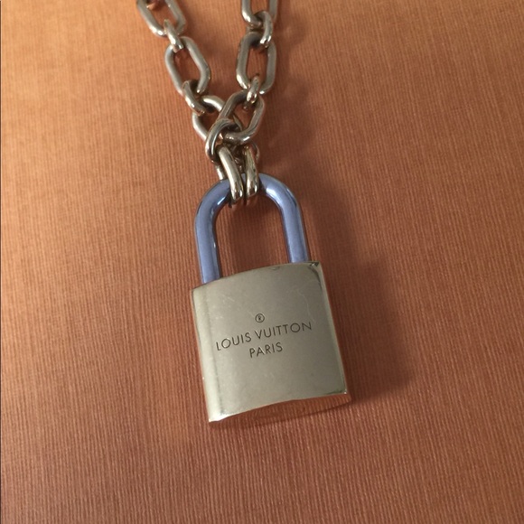 ❌SOLD❌ 💯 AUTH LV LOCKME PENDANT NECKLACE - Picture 4 of 8