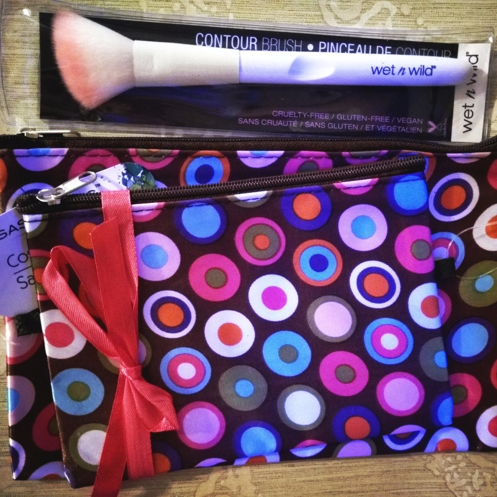 Wet N Wild Contour Brush w/ TWO makeup bags!