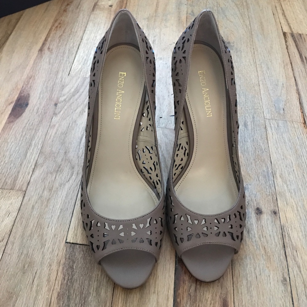 NWT beautiful heels