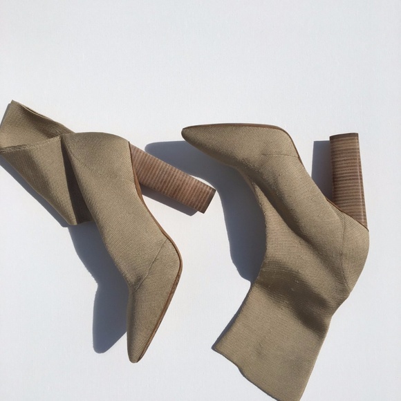 DS Yeezy Season 2 Crepe Boot Size 9 US EUR Luxury Taupe  Yeezy Season 2 Boots