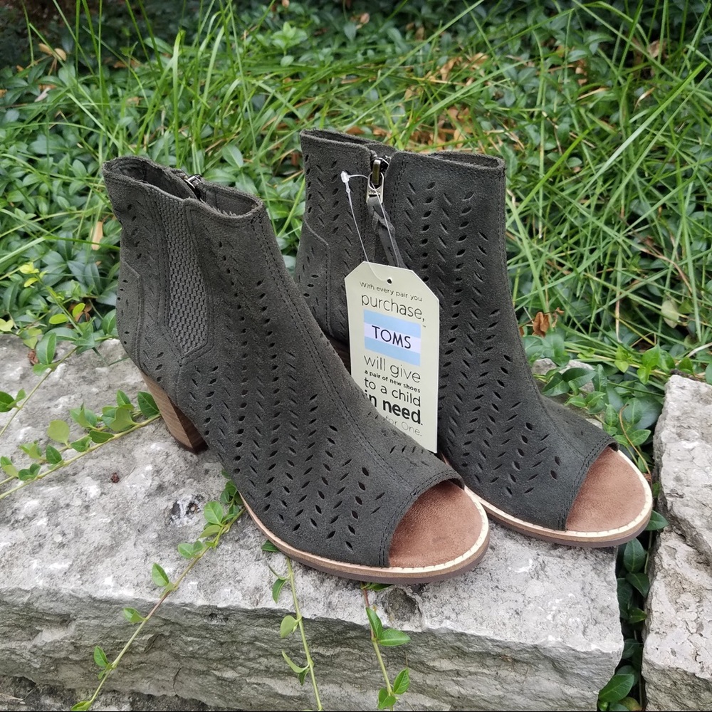 NWOT TOMS Green Suede Peep Toe Heels - Picture 1 of 4