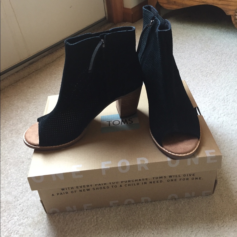 NEW IN ORIGINAL BOX LADIES SIZE 61/2 TOM BOOTIES