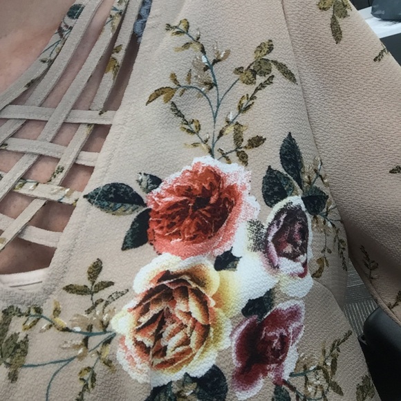 Floral blouse with bell sleeves - Picture 3 of 3