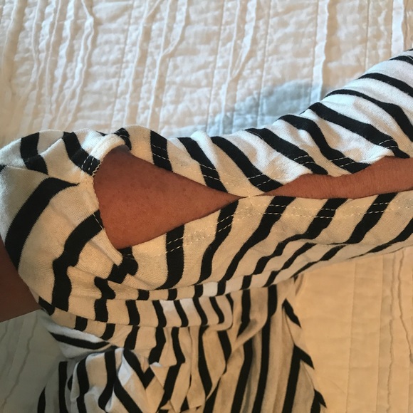 Tee with sleeve cutouts - Picture 2 of 2