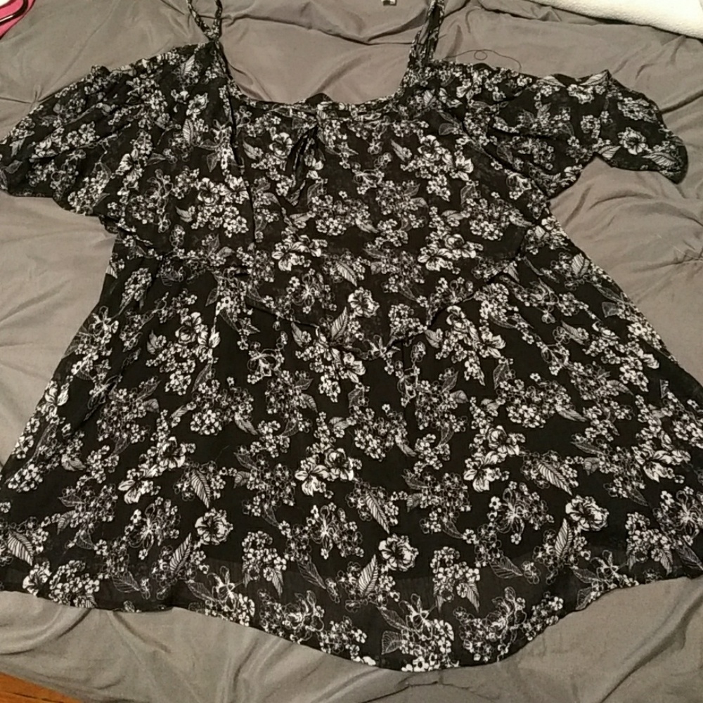 Torrid plus size 5 cold shoulder top