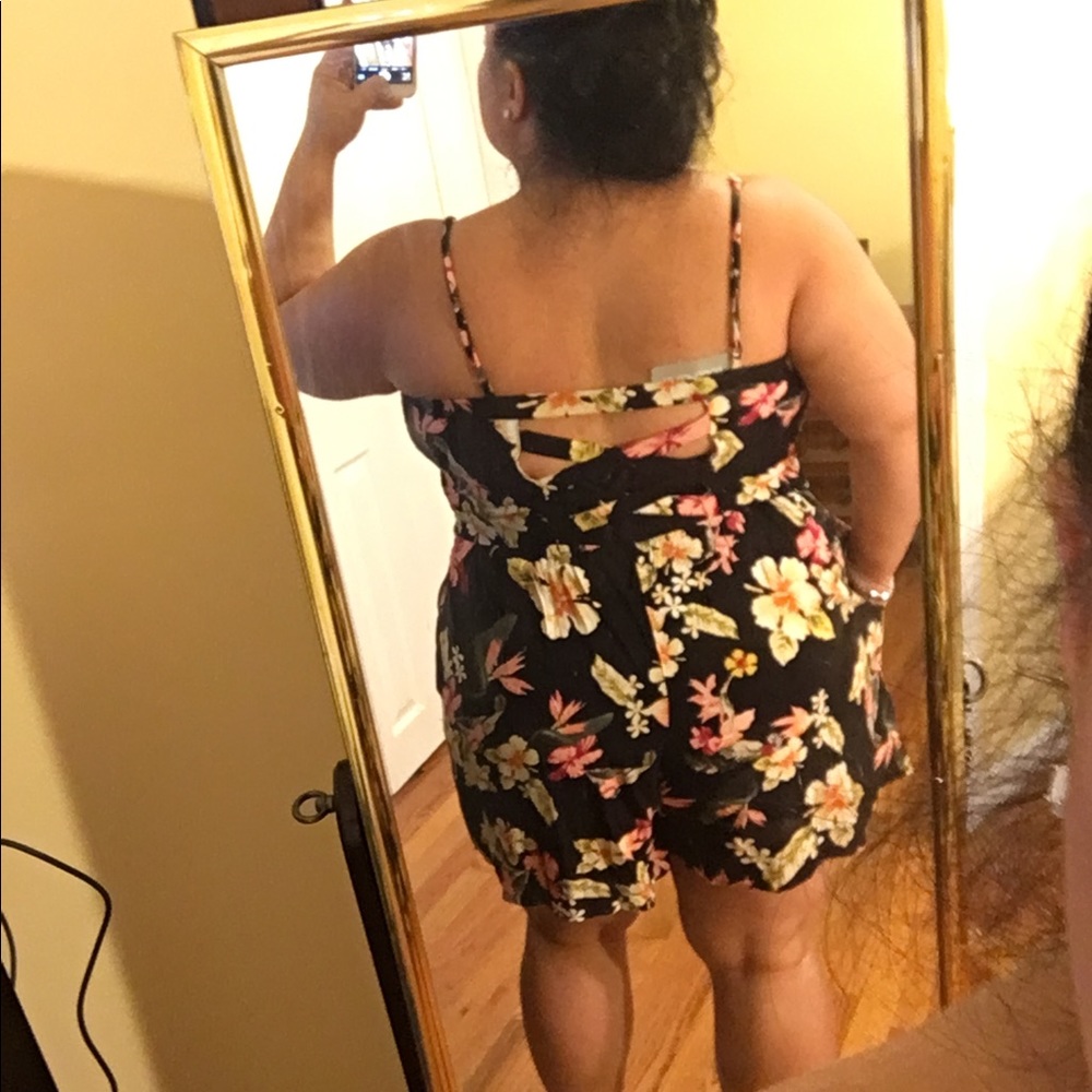 Floral Romper with pockets 1X - Picture 2 of 5