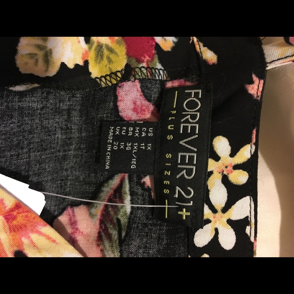 Floral Romper with pockets 1X - Picture 3 of 5