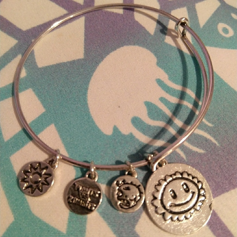 SOLD 🌺 5/$25 New Plants vs Zombies Adjustable Bracelet