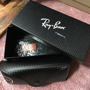 Ray ban tech sunglass case with box and cloth