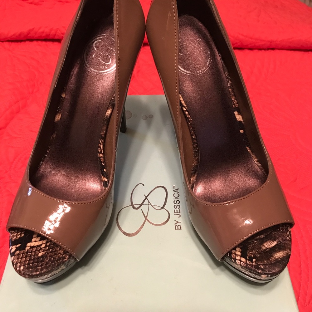 Sexy Khaki and Black Heels 👠