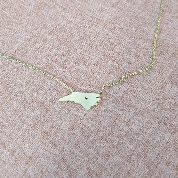 Jewelry - Gold NC necklace w/ 💓