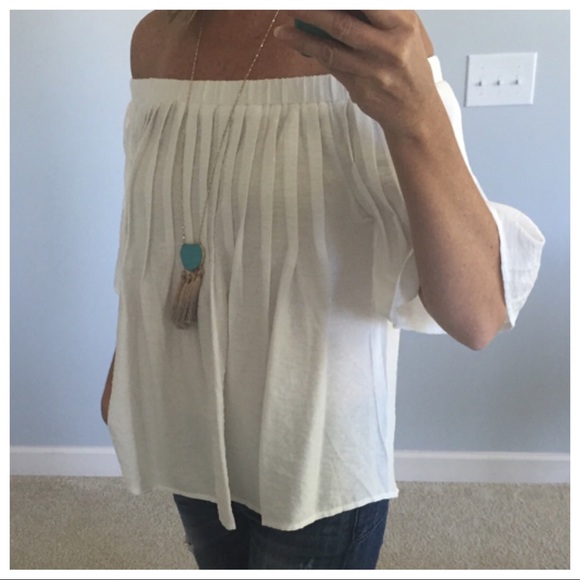 ❤️1 Small ❤️White Gathered Off the Shoulder Top - Picture 3 of 7