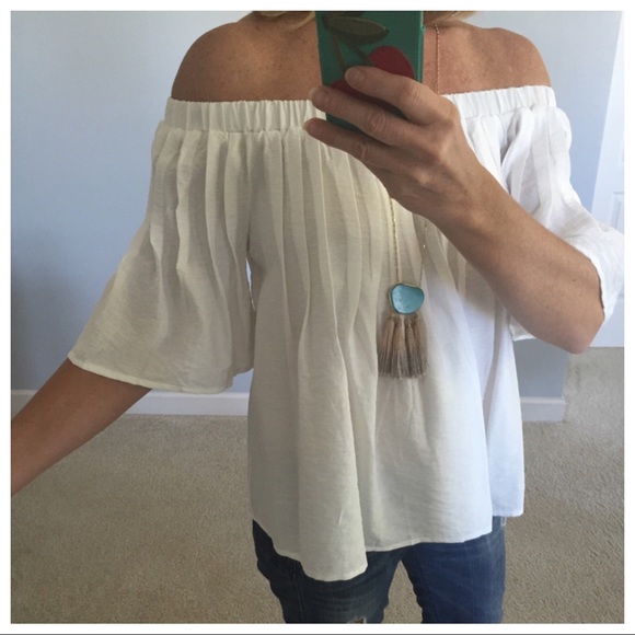 ❤️1 Small ❤️White Gathered Off the Shoulder Top - Picture 4 of 7