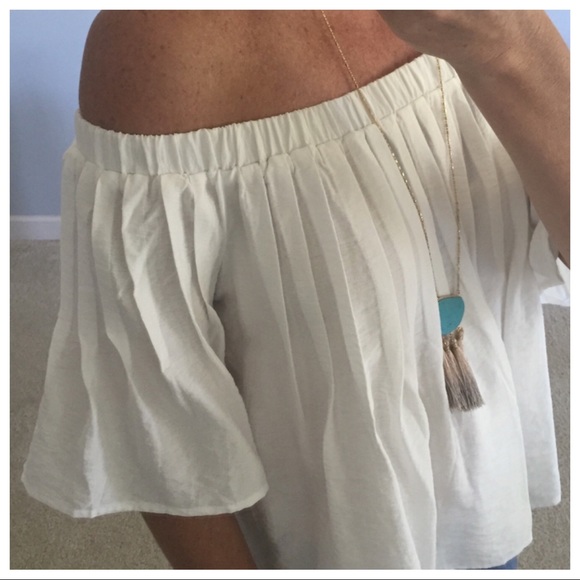 ❤️1 Small ❤️White Gathered Off the Shoulder Top - Picture 6 of 7