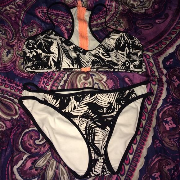 Tropical black and white bikini - Picture 1 of 1