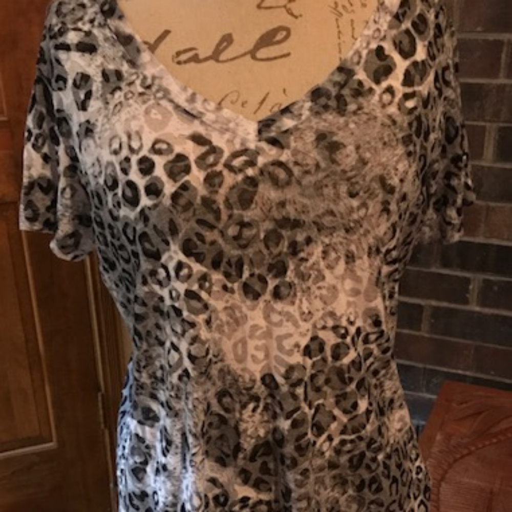 Super cute leopard t-shrt