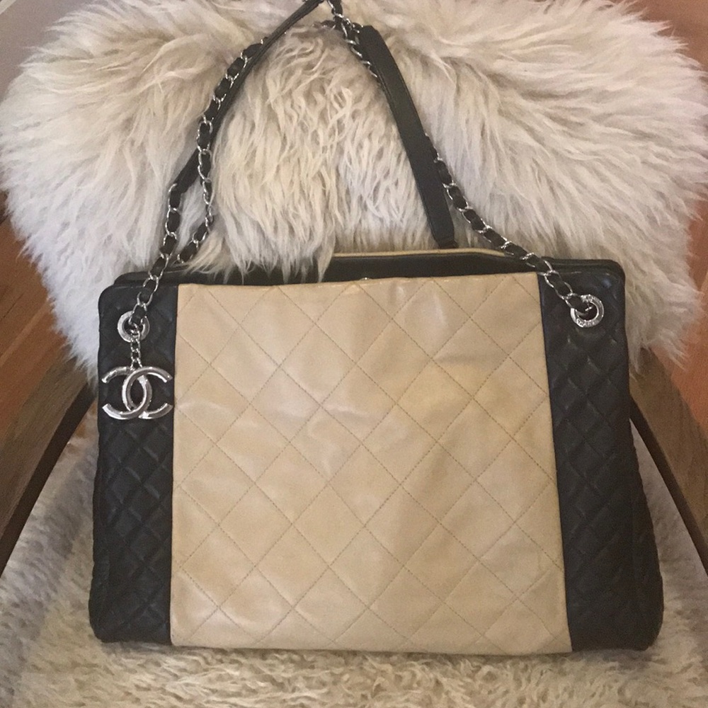 Chanel black/tan Handbag with logo detail