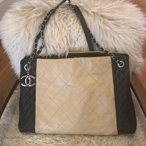 Chanel black/tan Handbag with logo detail