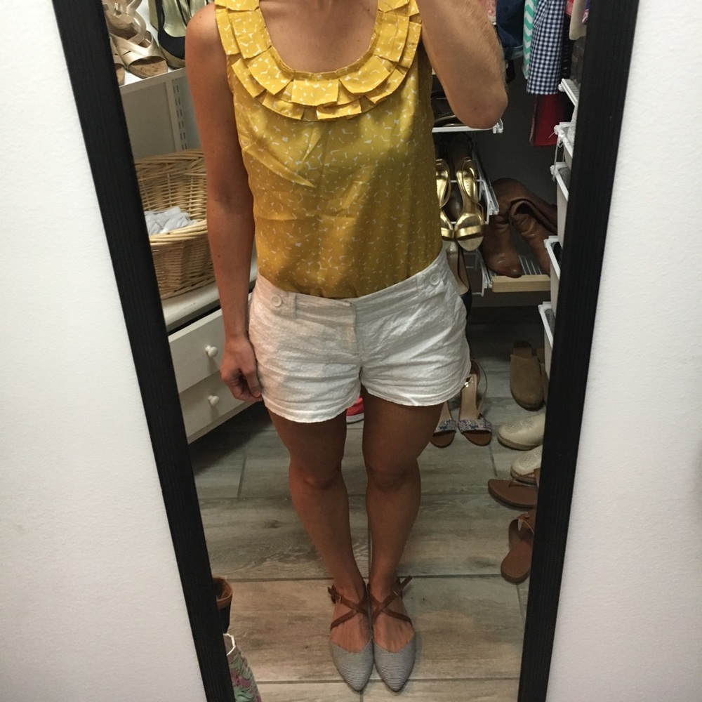 Sleeveless Ruffled Blouse - Picture 2 of 5