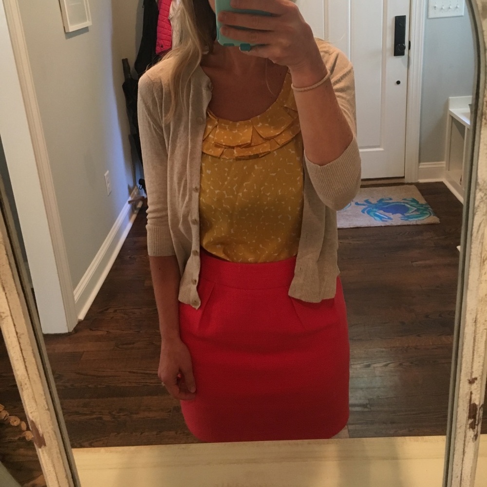 Sleeveless Ruffled Blouse - Picture 3 of 5