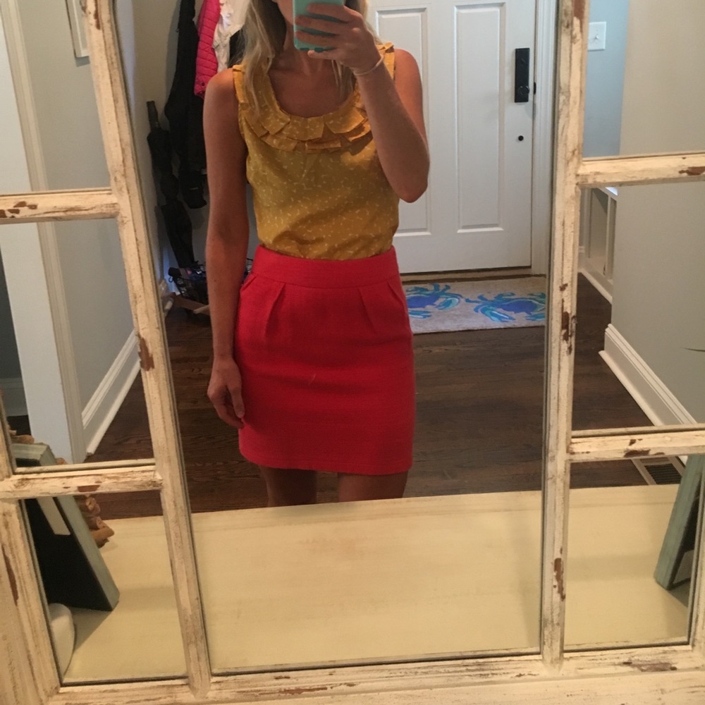 Sleeveless Ruffled Blouse - Picture 4 of 5